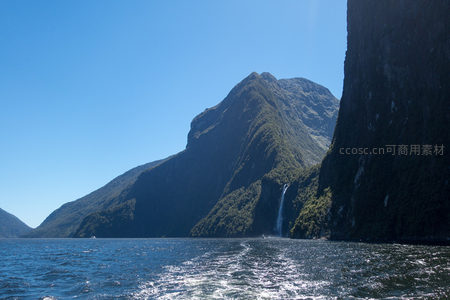 船行峡湾深处，远眺层叠山峦与飞瀑交响画卷