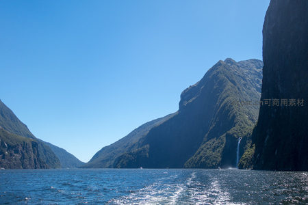 米尔福德峡湾壮丽山海景观，瀑布飞泻入碧蓝水域