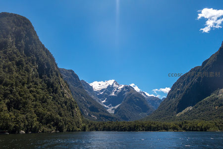 峡湾碧水映雪峰，翠绿山崖夹道迎，晴空万里云如絮