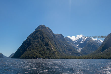 新西兰米尔福德峡湾壮丽山海风光，雪峰倒映碧水间