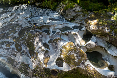 钙华岩盆群布满河床，青苔点缀其间，宛如大地天然雕塑馆