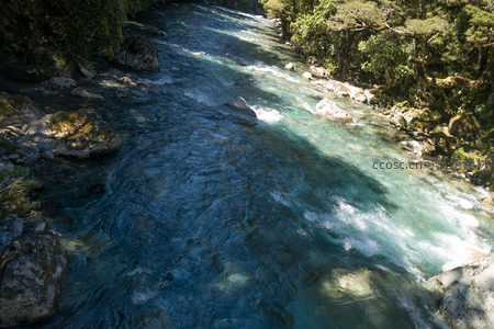 碧溪蜿蜒穿林谷，清波荡漾映光影