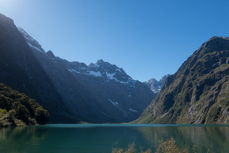 湖镜倒映雪岭峰，天地一色静如画