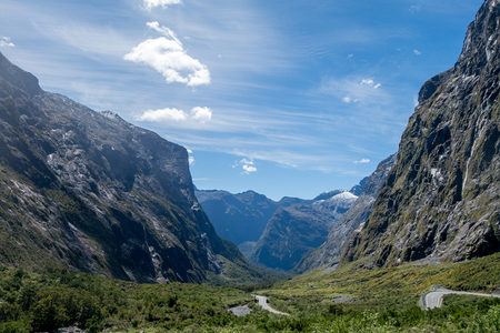 阳光洒落峡谷深处蜿蜒山路与层叠山峦相映
