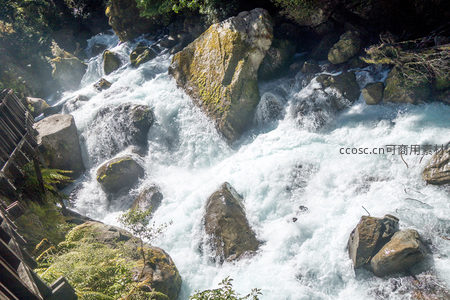 山涧激流穿石而过，白浪翻腾绿苔点缀，自然力量与静谧共生