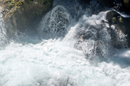 浪花轰然撞岩碎裂，水雾弥漫光影浮动，微观视角下的自然交响曲
