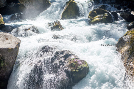 碧水激荡青石阵，浪卷千堆雪未歇，林荫掩映处见天地清音