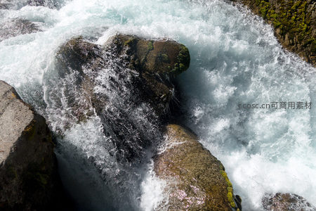 青苔岩礁间激流穿梭，水帘飞溅映出晶莹剔透