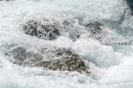 湍急山涧激流冲击暗色岩块，水花飞溅如雪