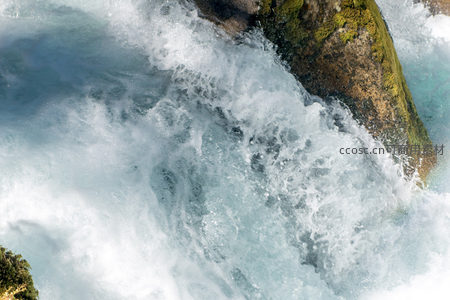 湍急溪流冲击青苔覆岩，水花飞溅如雪，展现自然原始力量与生机