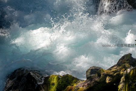 巨浪拍岸瞬间凝固，水雾弥漫中青苔岩壁若隐若现，气势磅礴