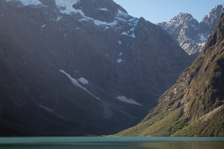 碧蓝湖水映衬雪峰倒影，山谷幽深，冰川遗迹清晰可见
