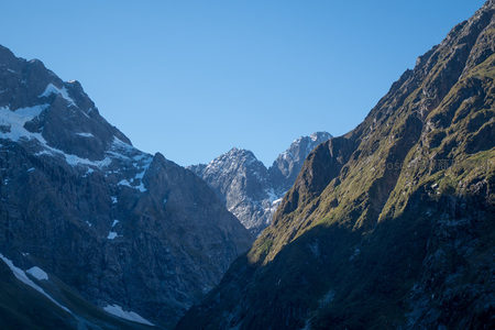 V型峡谷深邃幽静，两侧山崖对峙间透出远峰雪顶