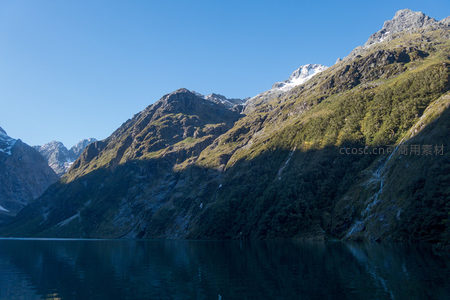 湖光山色相映成趣，绿坡垂瀑入镜，静谧高原秘境
