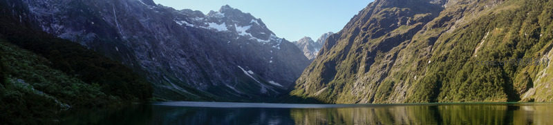 U型冰川谷中静湖如砚，雪岭苍翠相拥，天光云影共徘徊