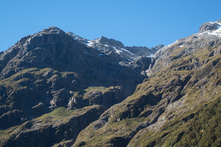 层叠山脊线条硬朗，雪斑点缀岩壁，晴空下尽显南阿尔卑斯山脉雄姿