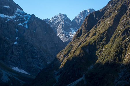 雪峰耸立峡谷间的壮丽高山全景航拍影像