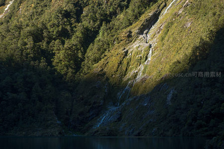 幽静湖畔悬崖垂瀑，青苔覆岩映水如镜