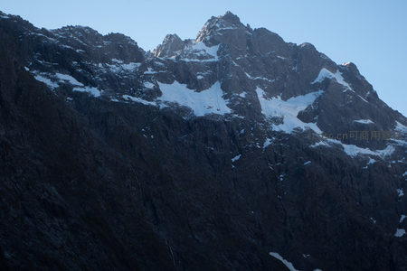 雪线之上的嶙峋峰顶，晨光勾勒出花岗岩山脊的冷峻轮廓