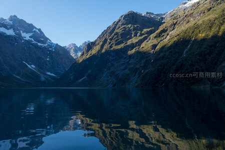 湖光山色两相宜，雪峰绿坡共映一泓清碧