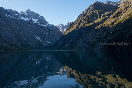 冰川融水汇成碧湖，群峰环峙倒影澄澈如画