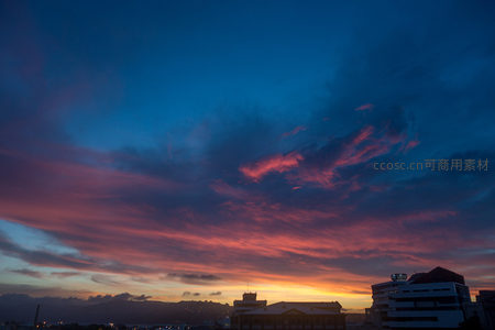 火烧云掠过城市上空，蓝调时刻光影交织