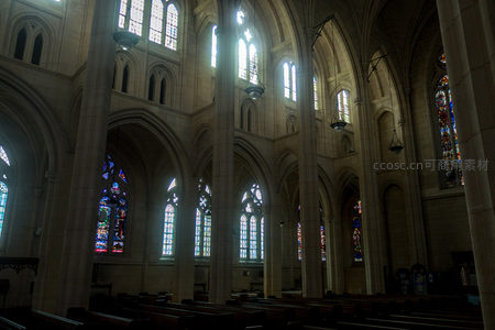 教堂光影交响：彩窗辉映石构穹顶的静谧圣所