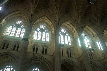 哥特式教堂穹顶与彩窗光影交织的神圣空间