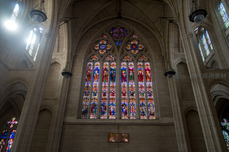 华丽彩窗映照教堂内壁的宗教艺术杰作