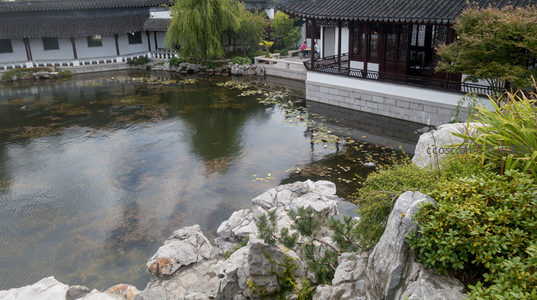 中式古典园林水景与亭台楼阁相映成趣