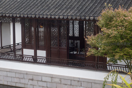 雕花木窗与青瓦廊道构成的江南庭院雅韵