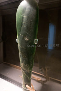 新西兰绿玉权杖形器物特写，表面刻纹与绳结细节清晰