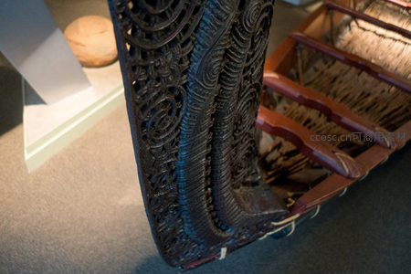 毛利族传统独木舟船首雕刻特写，螺旋纹饰与图腾细节精致