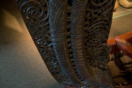 毛利木雕船首柱微距摄影，复杂卷曲纹样与岁月包浆质感