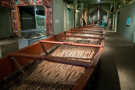 博物馆展厅内陈列的多艘毛利传统独木舟，整齐排列展现航海文明