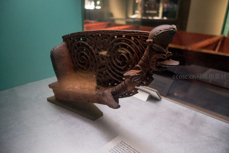 毛利仪式用独木舟船尾装饰件，神兽造型与螺旋纹融合的木雕杰作