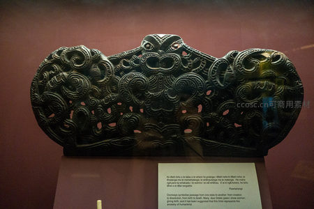 毛利族传统木雕头饰，繁复涡旋纹饰象征祖先与自然力量