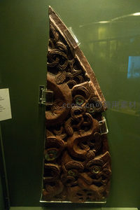 毛利族木雕门楣残片，嵌绿玉眼珠的神灵形象与螺旋纹饰