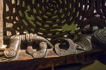 毛利族传统木雕工艺细节，螺旋纹饰与神兽造型彰显文化信仰