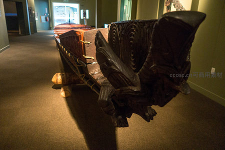 博物馆内毛利独木舟（瓦卡）陈列，雕饰繁复庄重，象征部落精神