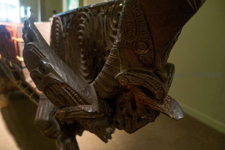 毛利族木雕鹰首权杖特写，螺旋纹饰与神鸟图腾细节清晰