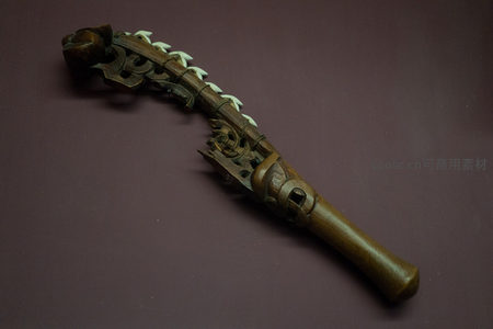 毛利战斧Patu装饰性木雕长柄，嵌骨片与卷曲纹样工艺精湛