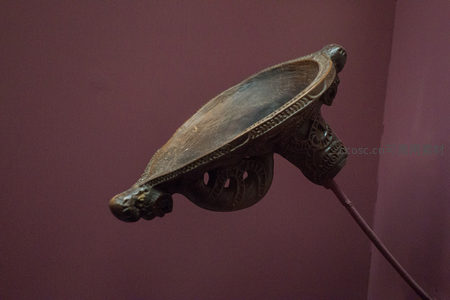 毛利族仪式用木雕碗，龟形底座与镂空纹饰融合自然崇拜