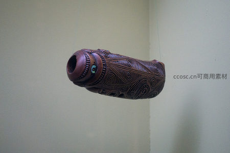 悬挂式毛利木雕鱼形器物，绿松石眼饰与涡旋纹彰显神性