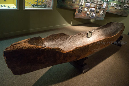 博物馆展陈的古老独木舟，木质纹理清晰，承载着悠久航海文化记忆