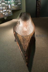 独木舟前端特写，尖锐船首与斑驳木纹彰显岁月痕迹与手工雕琢质感