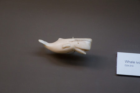鲸鱼造型象牙雕刻小摆件，细节精致，展现19世纪捕鲸文化中的艺术表达