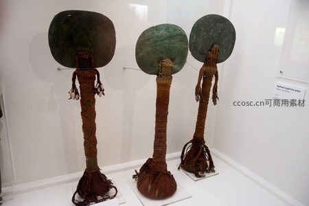 三件古铜镜与编织底座的民族仪式器物展陈