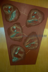 红褐色画布上六组手部与石器互动的抽象叙事装置