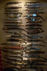 密集陈列的四十余件古刀剑藏品，展现多元地域武备风格
